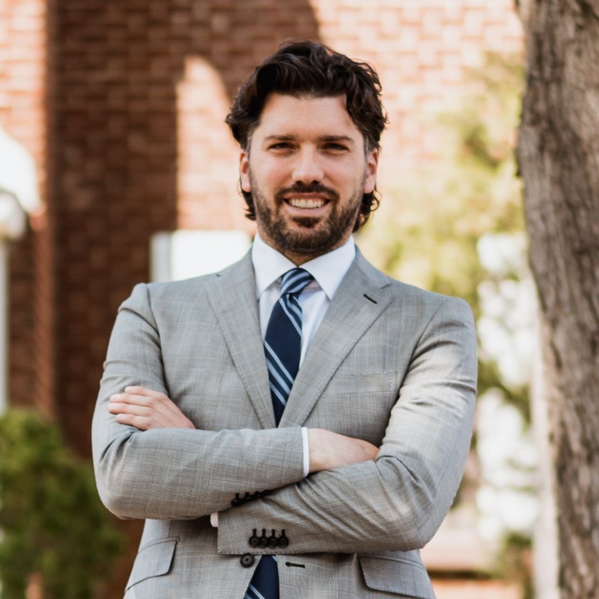 Portrait de Kyle Shapcott - Courtier immobilier au sein de l'Équipe Lacasse Shapcott - l'équipe #1 de RE/MAX du Cartier Mont-Royal