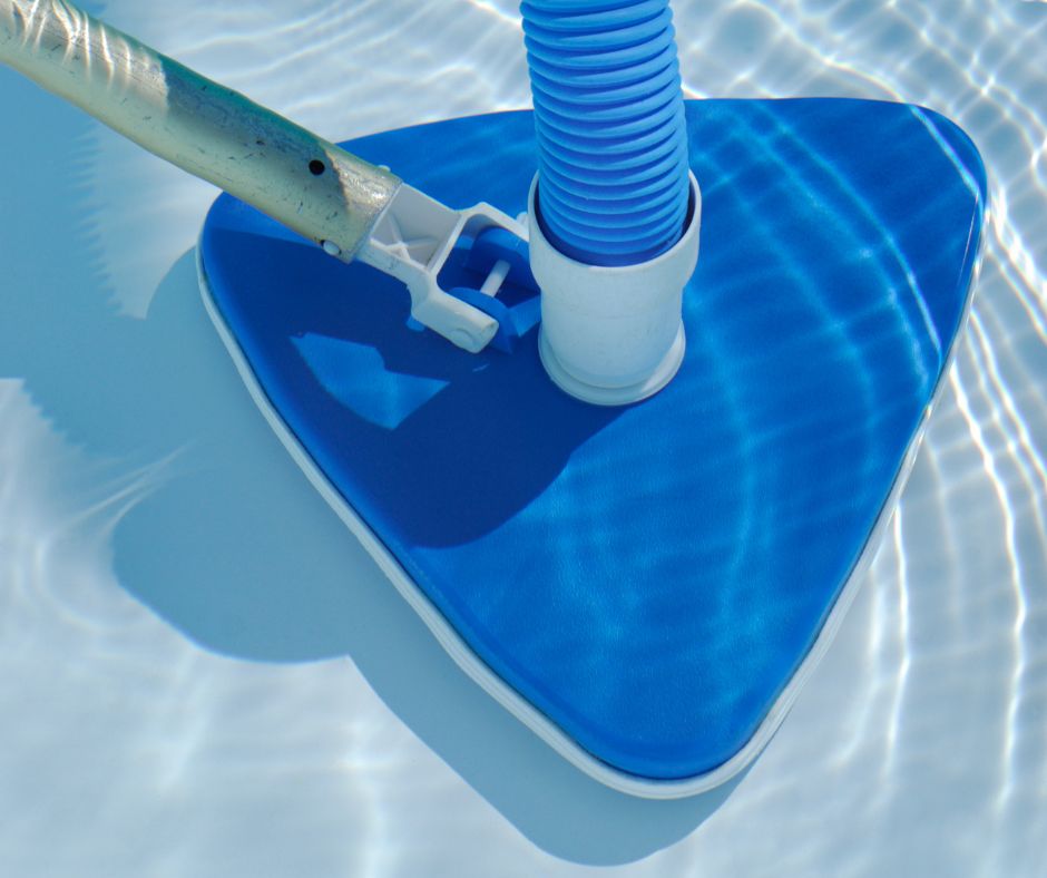 Conseils pour traiter votre piscine - nettoyer les parois et le fond de la piscine